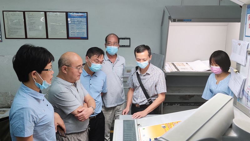 1630891164316929.jpg 教育书店和教育出版社有关领导到印刷厂现场协调解决实际困难.jpg